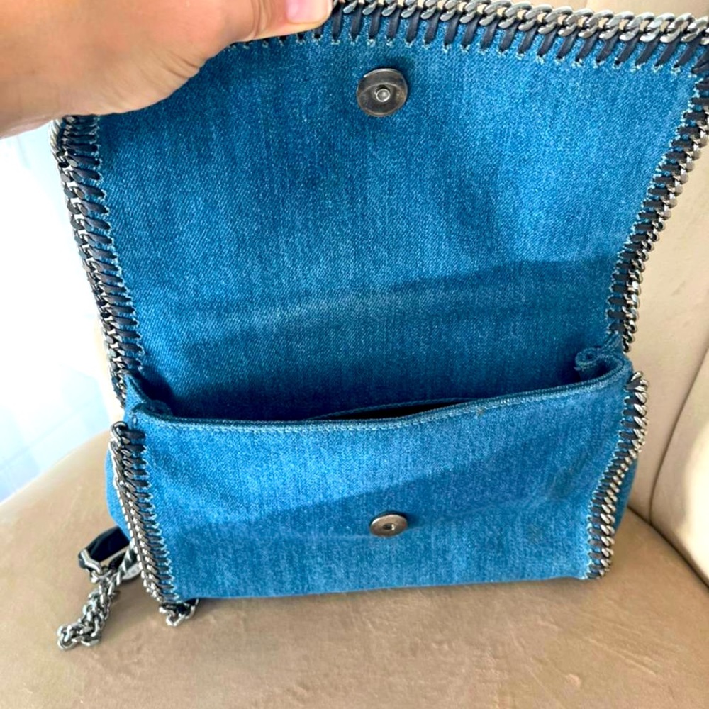 Cross body , shoulder and clutch bag in one. Style work with any summer outfit